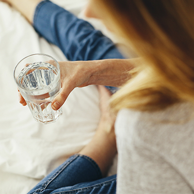 imagen mujer con vaso de agua