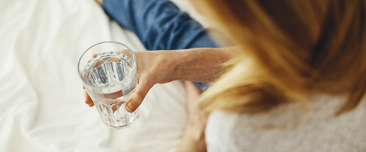 imagen mujer con vaso de agua