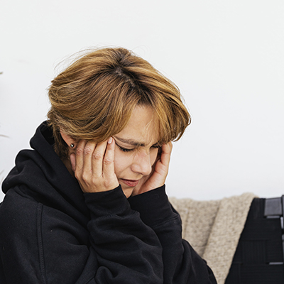 mujer con migraña