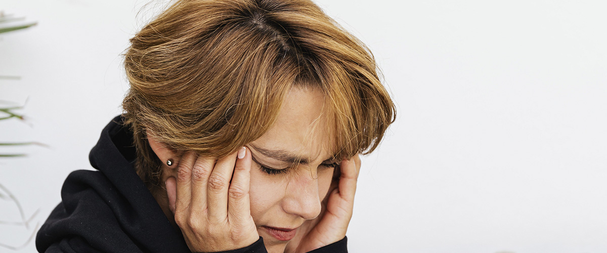 mujer con migraña