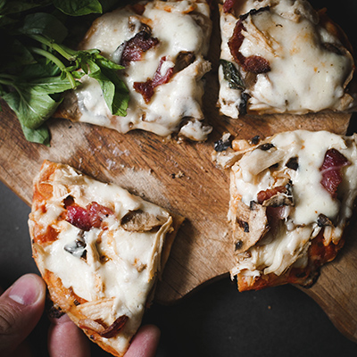 Mini pizzas de mozzarella y albahaca