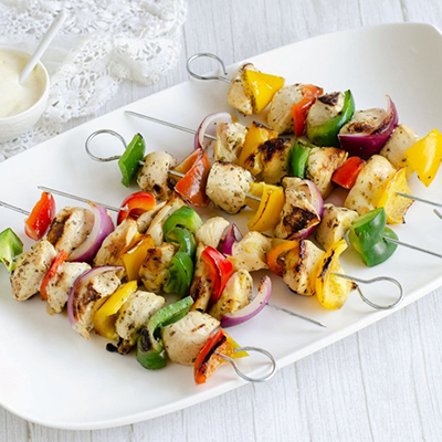 Brochetas de pollo con verduras 