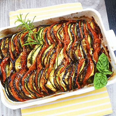 Hortalizas asadas en capas con salsa de tomate 