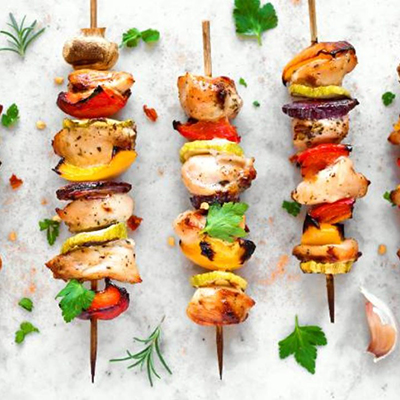 Brochetas de pollo con verduras 